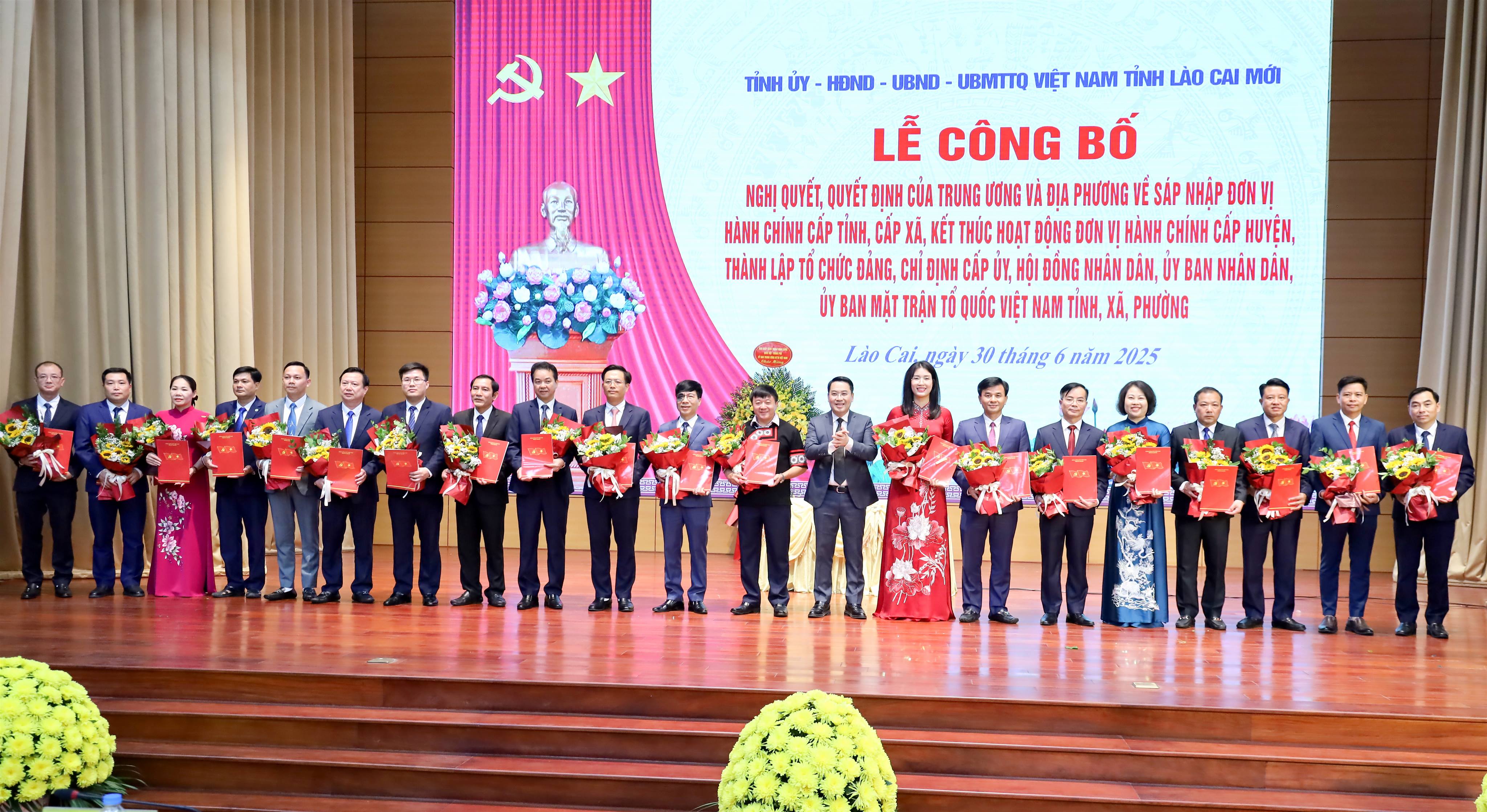 Đồng chí Nguyễn Tuấn Anh - Phó Bí thư Tỉnh ủy trao Quyết định và tặng hoa chúc mừng Bí thư các xã, phường